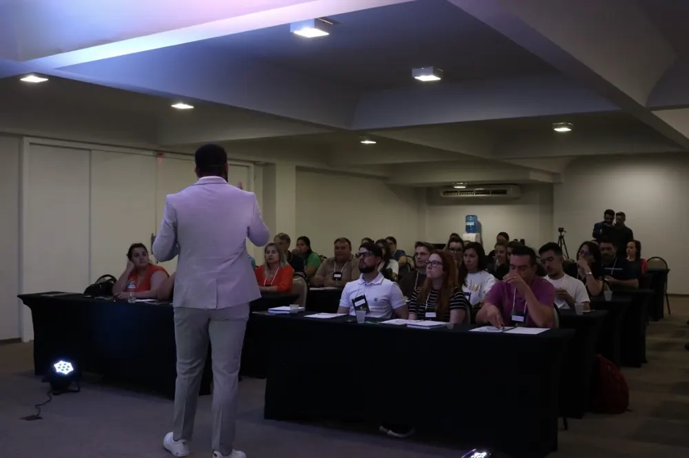 Matheus Schoeberl conduzindo treinamento presencial dentro de uma empresa