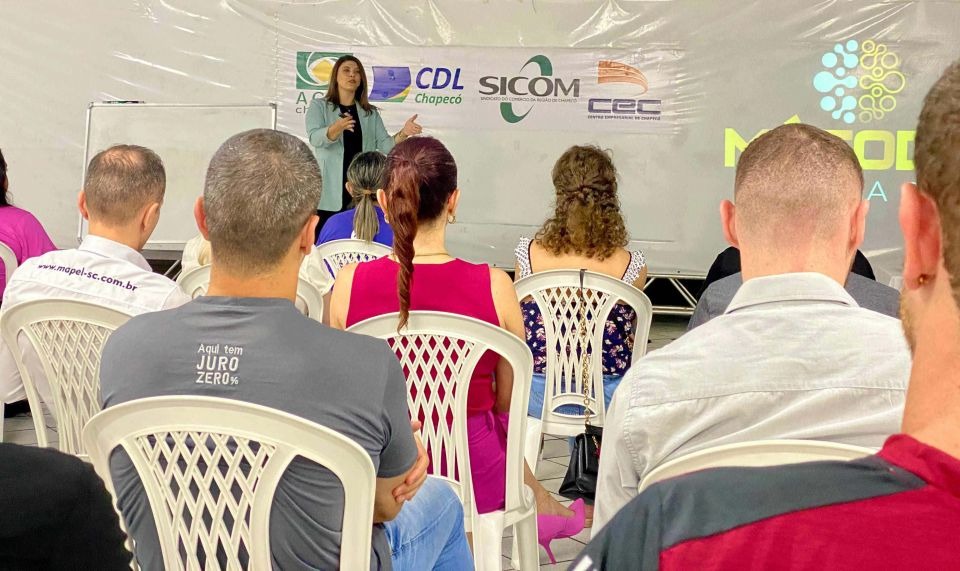 Empresários acompanhando o treinamento da Deyse