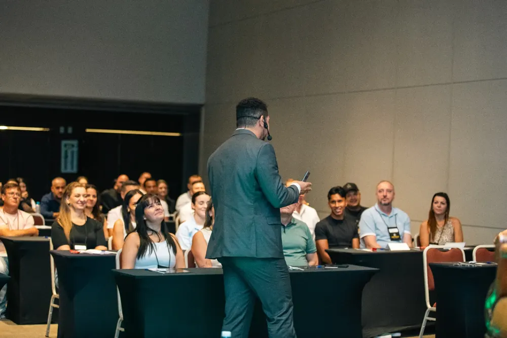 Plateia de empresários em evento do Nova Gestão