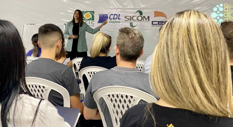 Deyse conduzindo treinamento na CDL Chapecó