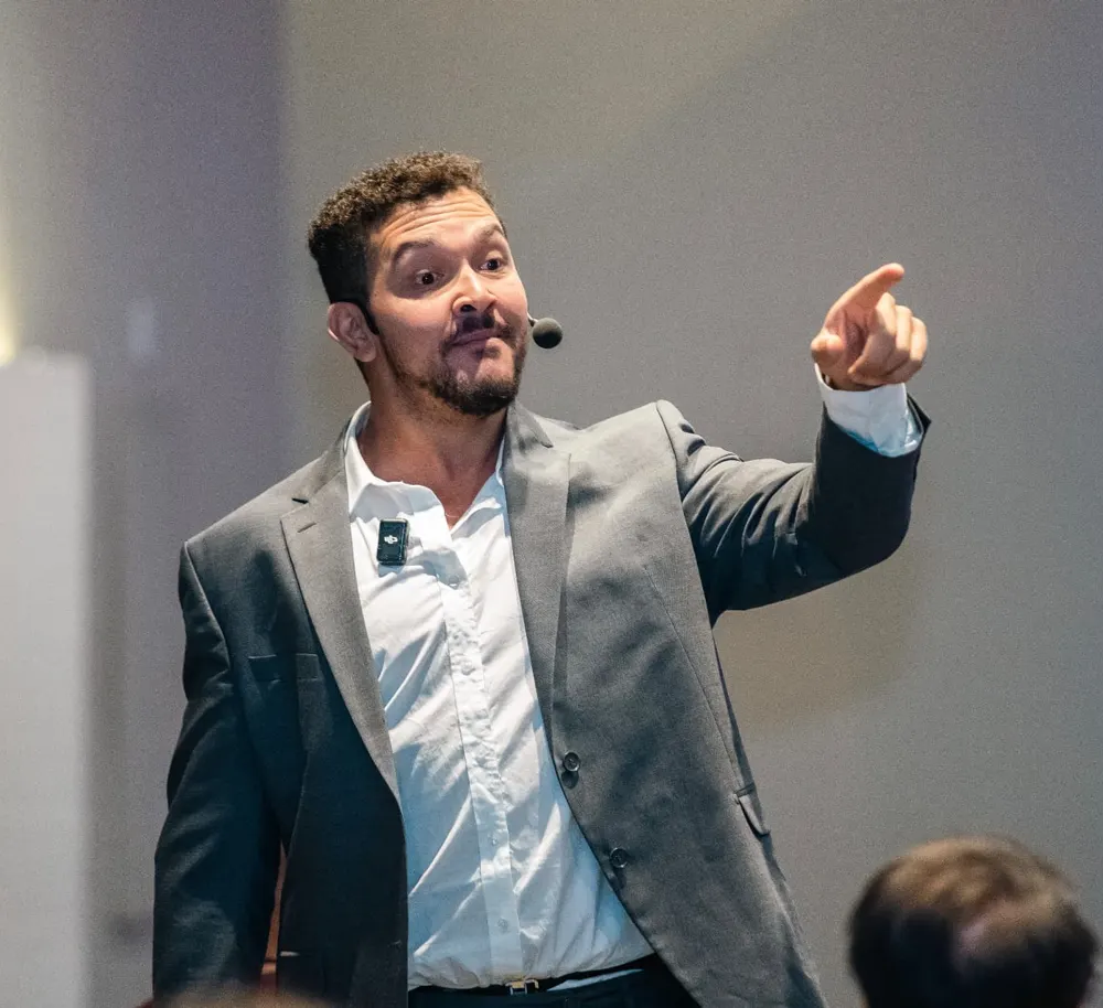 Matheus Schoeberl no palco treinando líderes